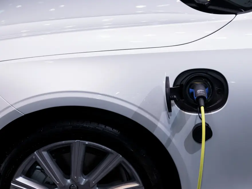Ladekabel an der Ladebuchse eines Elektroautos