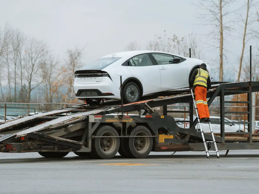 Fahrzeug wird über die Rampe auf einen Autotransporter geladen